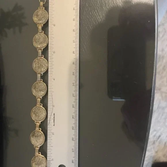 VINTAGE SPARKLE Green Stone and Gold Tone Bracelet Pre-Owned - Picture 3 of 3